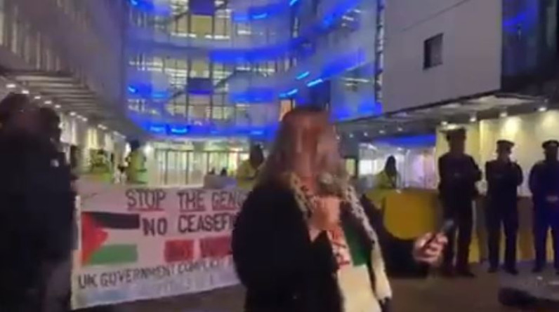مجددا.. إعلاميون يتظاهرون أمام مقر "BBC" احتجاجا على تحيز تغطيتها للاحتلال (فيديو)